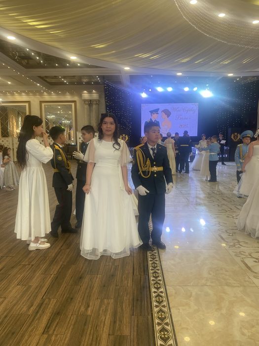 Белое платье  красивое