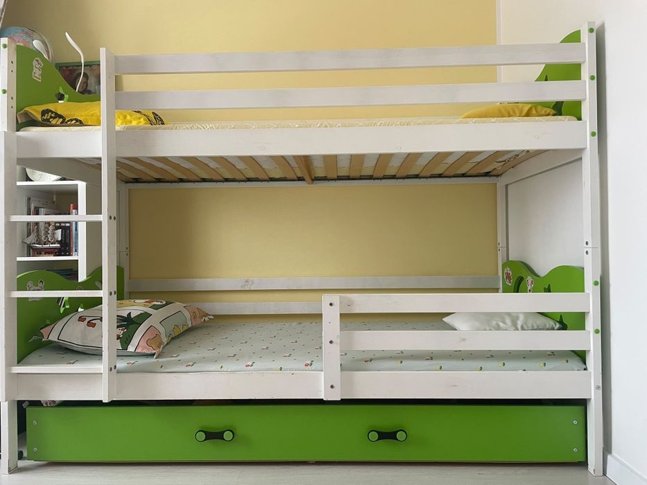 Pat etajat modular din lemn cu ladă de depozitare.