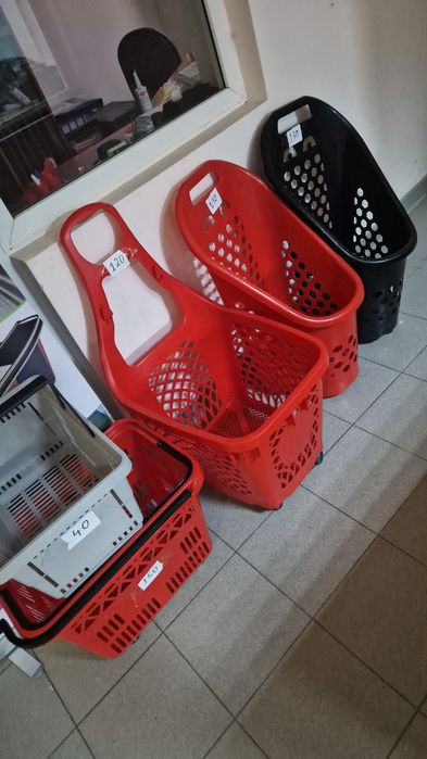 Poarta acces magazin si rafturi de magazin