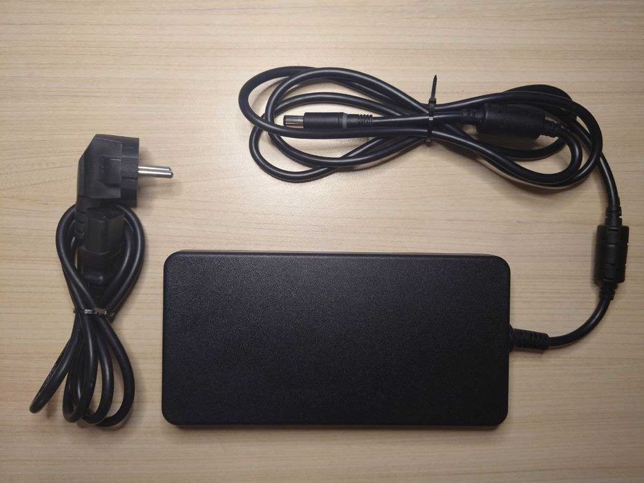 DELL 240W захранващ адаптер за лаптоп