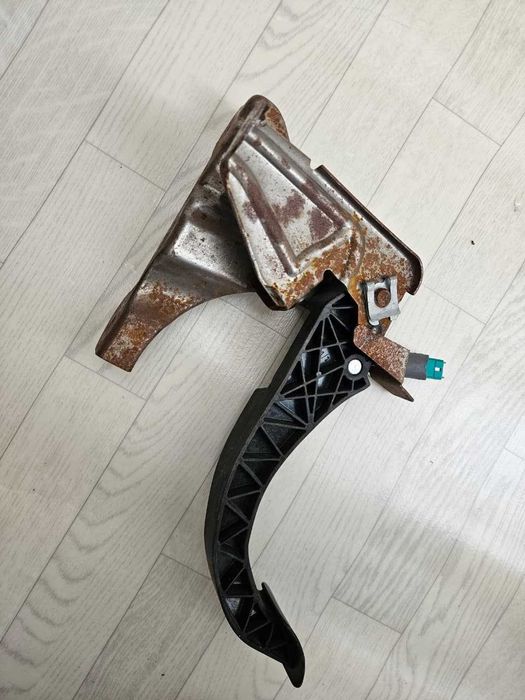 Продам педаль сцепления Lada Vesta