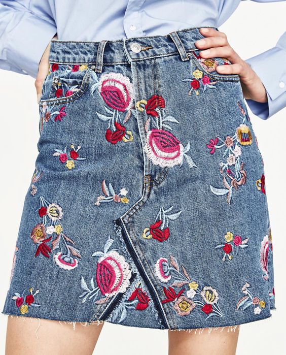 Zara къси пола с бродерия и висока талия