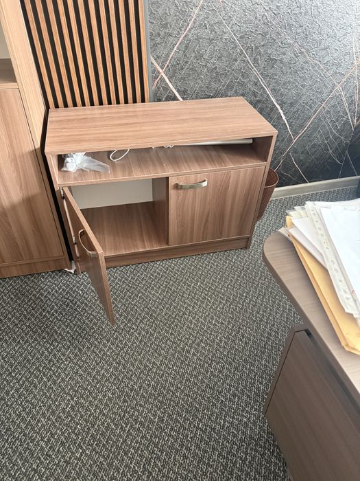 Мебель и шкаф в офис