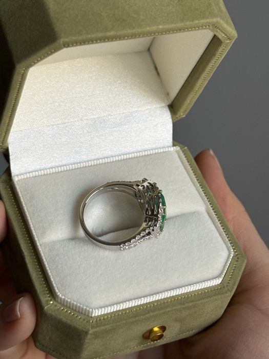 Кольцо с изумрудами и бриллиантами