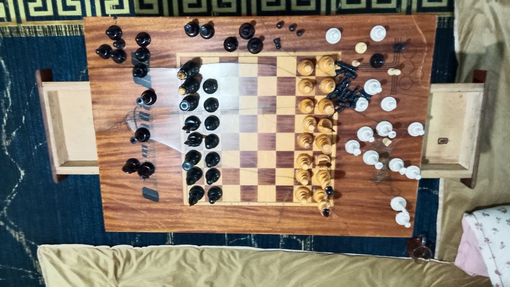 Шахматный стол с фигурами