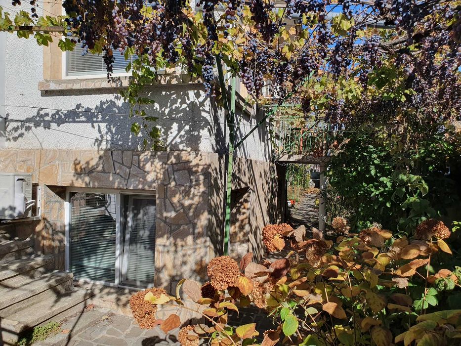 Къща,тухла на 2 ет.,гараж,двор 390 кв.м.,2-ра зона