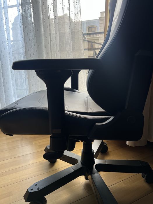 Игровое кресло DXRacer Master черный