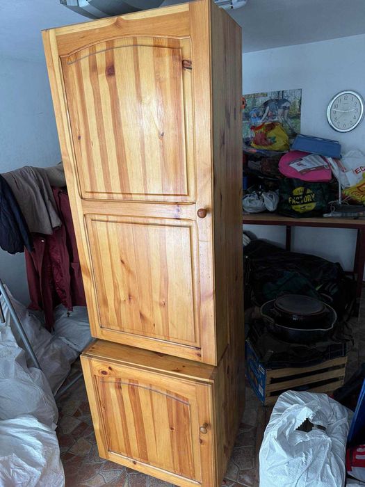 Висок дървен шкаф с рафтове
