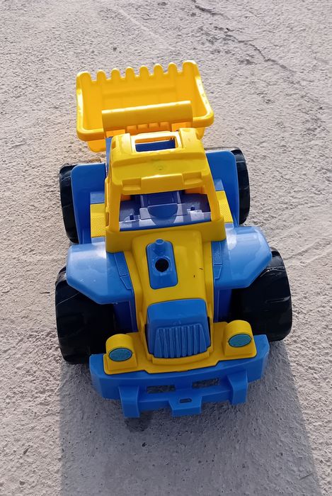 Детский трактор. Игрушка