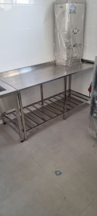 Нестандартные столы из нержавеющей стали