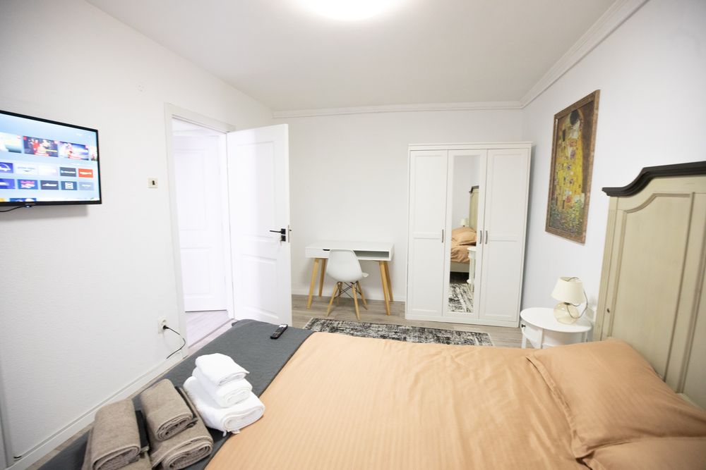 Inchiriez apartament doua camere decomandat zona centrala