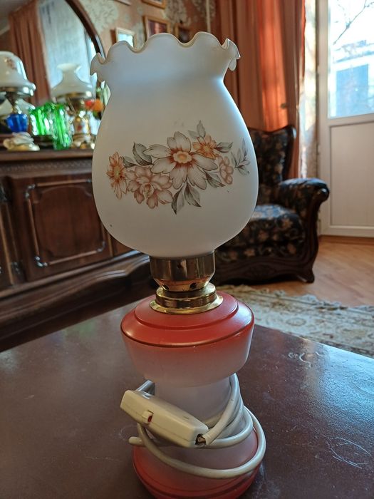 Продам настольную лампу