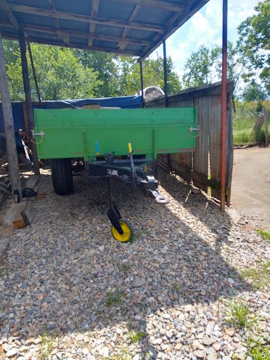 Remorcă agricolă pe o axă