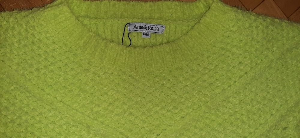 Pulover  gros marimea S/M,purtat o data impecabil