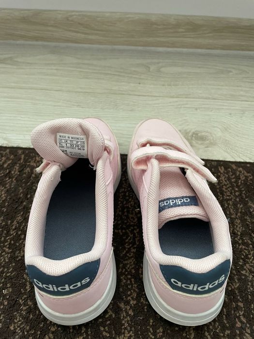 Vînd pantofi sport