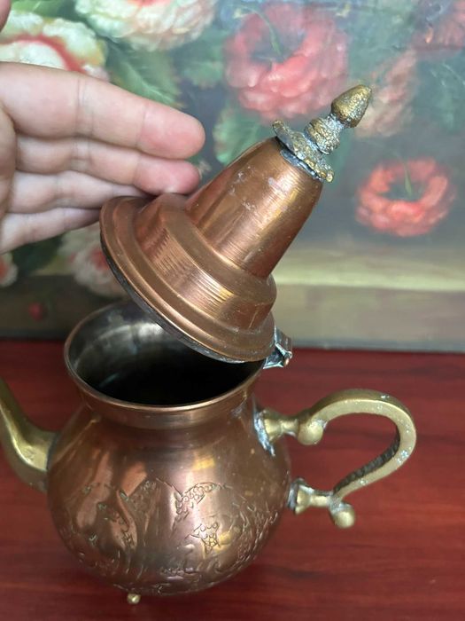 A381 550g, 25 cm H, 21cm latime Frumos ceainic alama si bronz