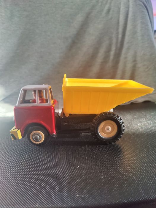 Vînd mașinuță chinezească de tablă din perioada anilor '70.