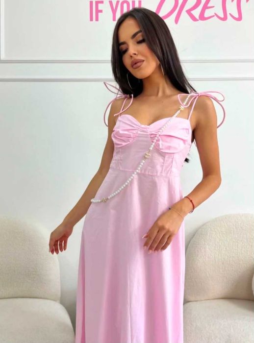 Розова рокля LBD
