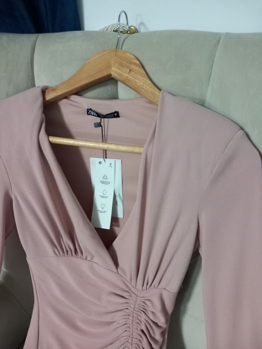 Rochie scurta roz cu drapaje umeri supradimensionați mărimea XS Zara