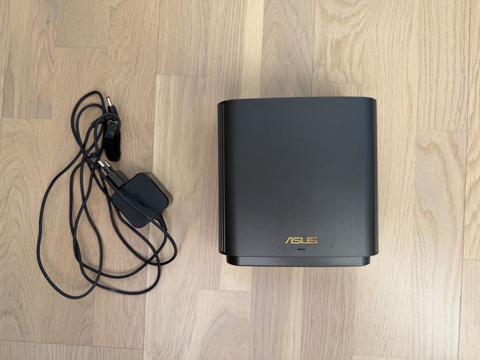 ASUS ZenWiFi XT8 AX6600 WiFi 6 Mesh Router – 2.5G WAN, Tri-Band, Отлично състояние