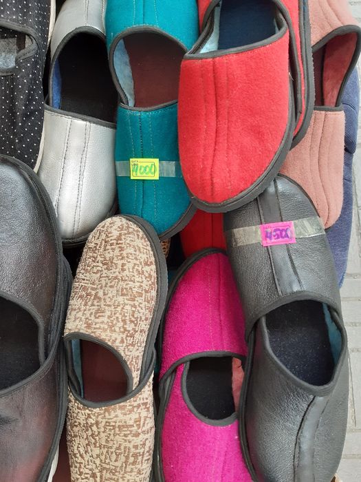 Тапочки, шлёпки, бабуши  домашние.