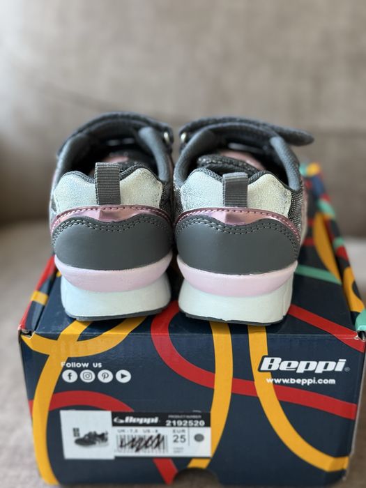 Продам кроссовки для девочек