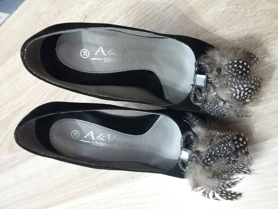 Дамски стилни обувки с пера и камъни