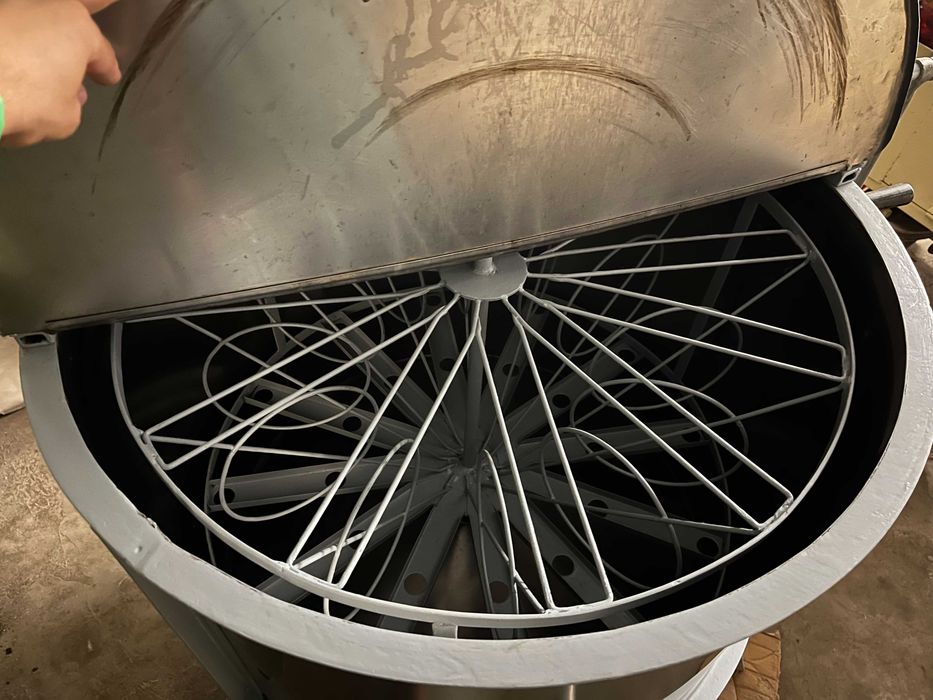 продавам пчеларско оборудване - центрофуга и вана за пчелни пити