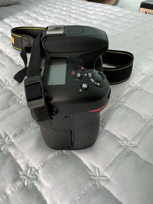 Nikon D7500 + 3 обектива ,3 батерии ,3 филтъра ,2 зарядни