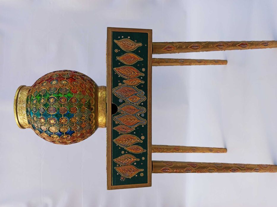 Малък скрин-шкаф, с чекмедже и ваза за сухи цветя.