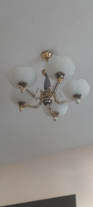 Люстра  большая белая
