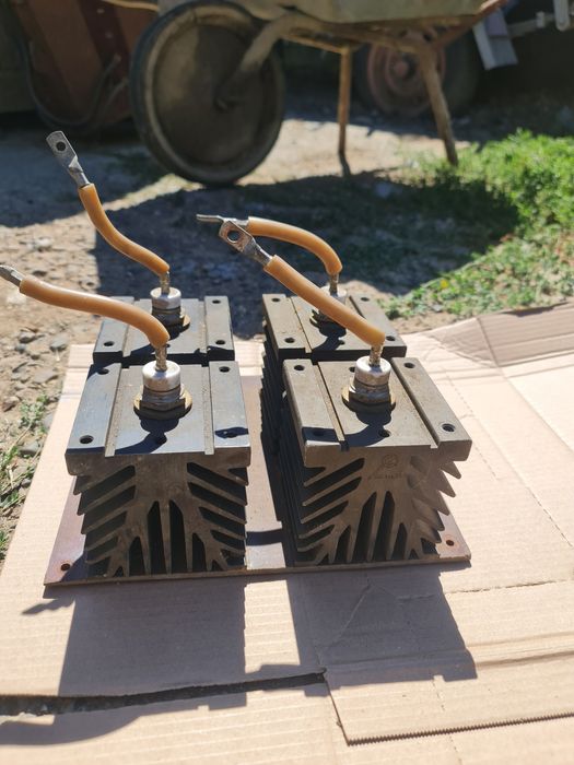 Diode redresoare de mare putere, montate pe radiatoare de aluminiu.