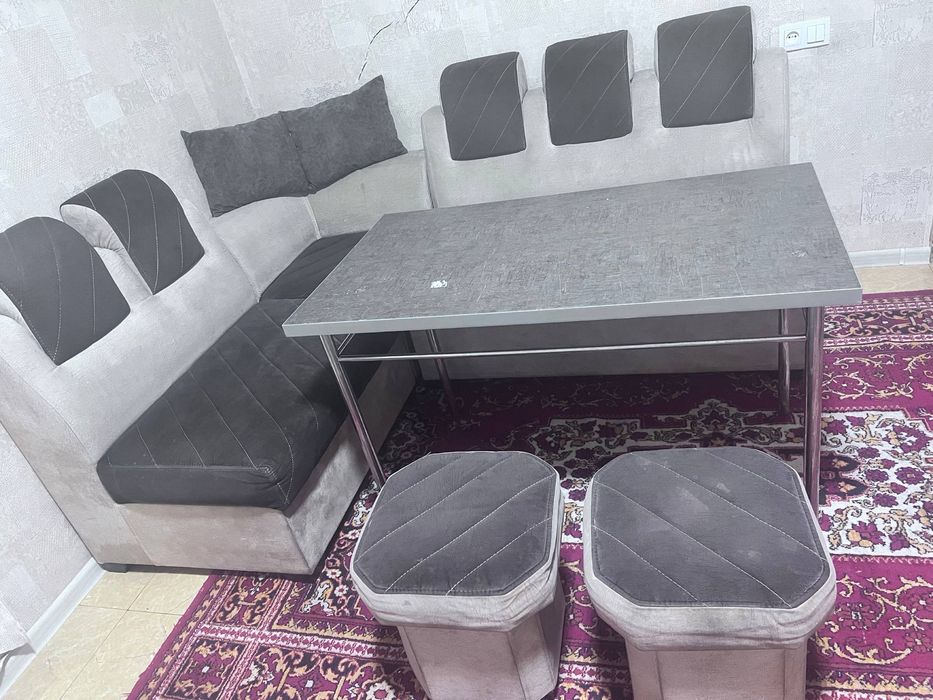 Уголок стол с пуфики, холати яхши ешик, унитаз ва ванна