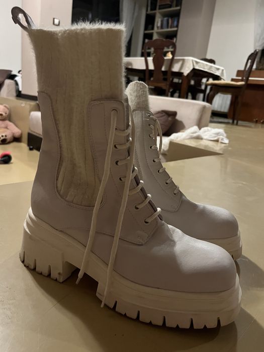 Бели и сиви ботуши