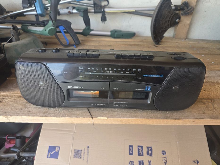 Vand 2 radiocasetofoane Grundig si Aiwa