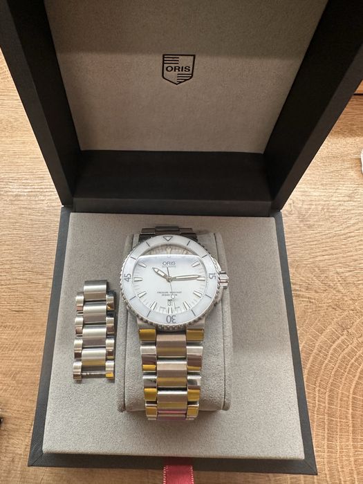 Продавам Oris aquis date