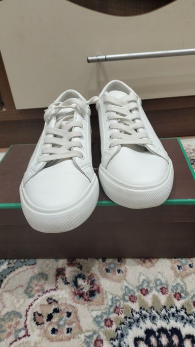 Продам белые кеды