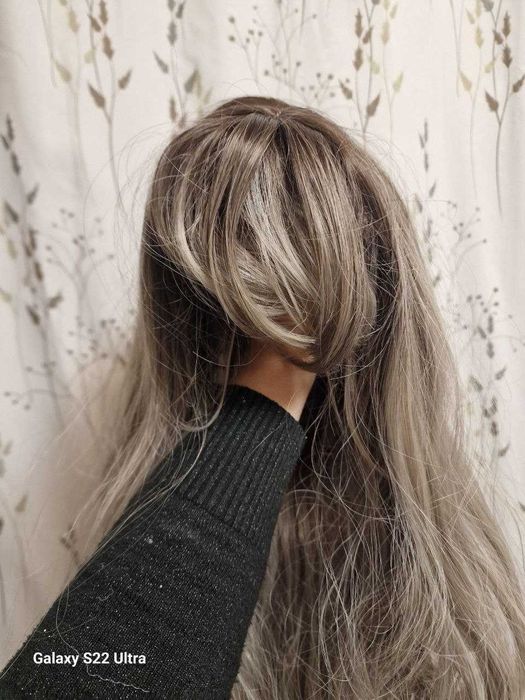 Дълга сива вълнообразна перука с бретон