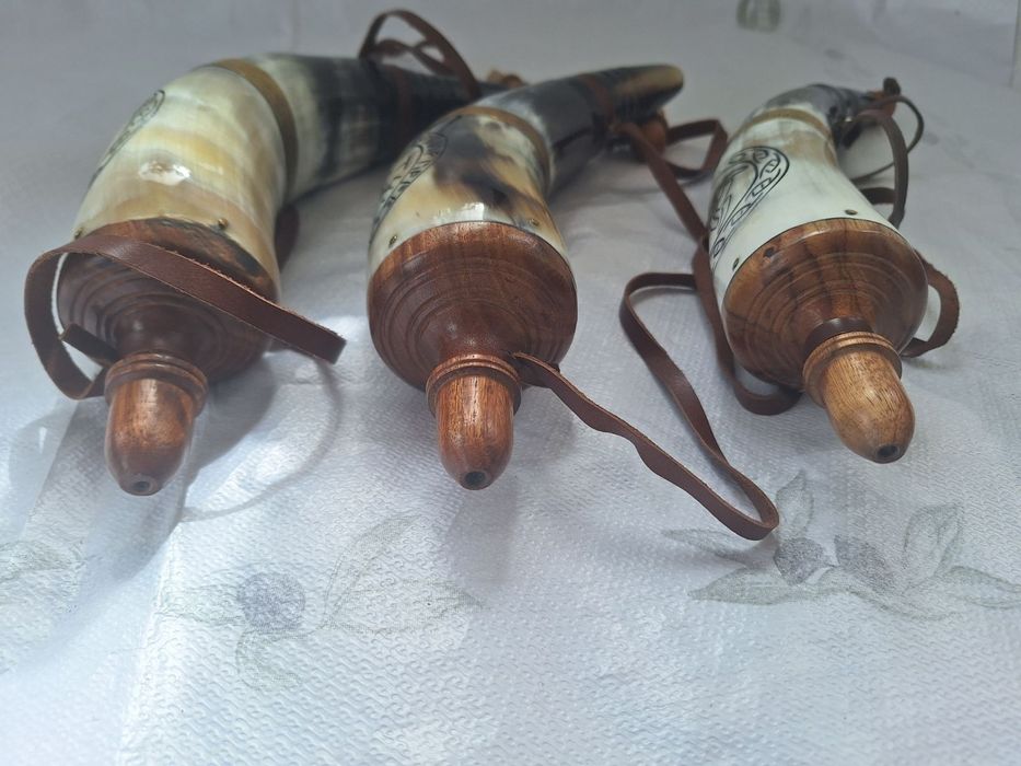 Барутница от естествен рог на бик