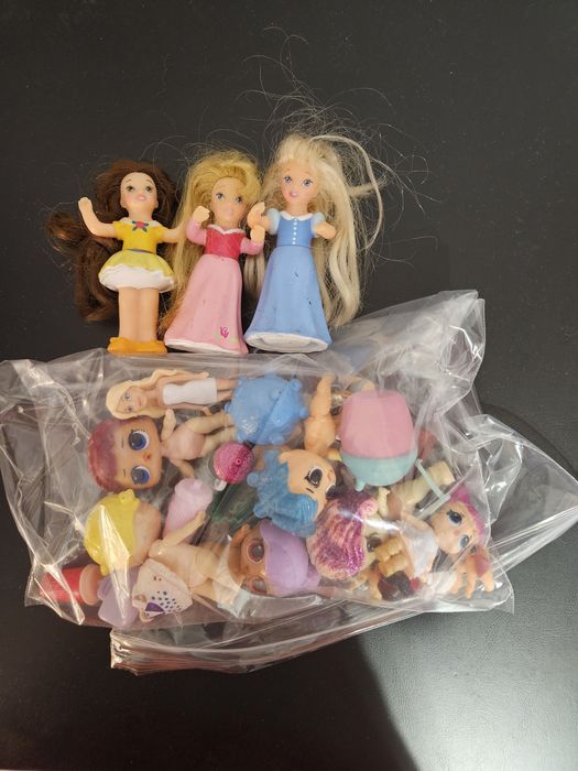 Различни видове играчки в плик и без плик