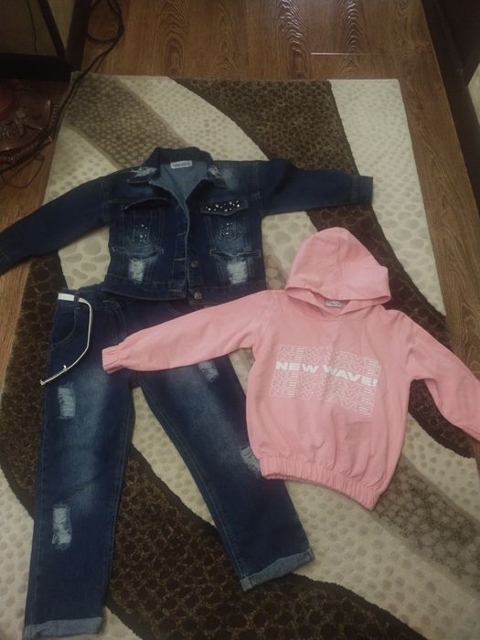 Продам джинсовый костюмчик для девочек