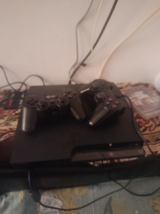 Vând PlayStation 3