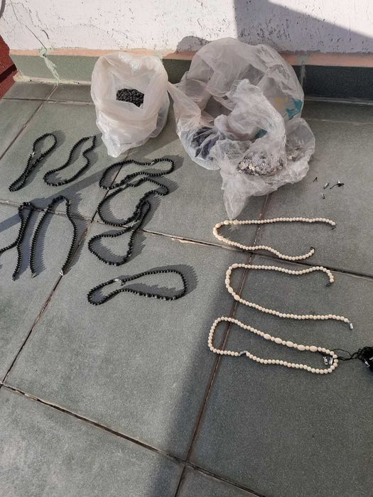 Колиета с мъниста, готови и за нанизване, ниски цени, бели и черни