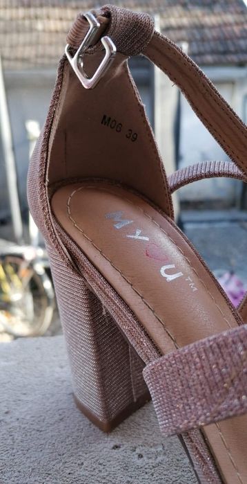 Vând sandale măr 39