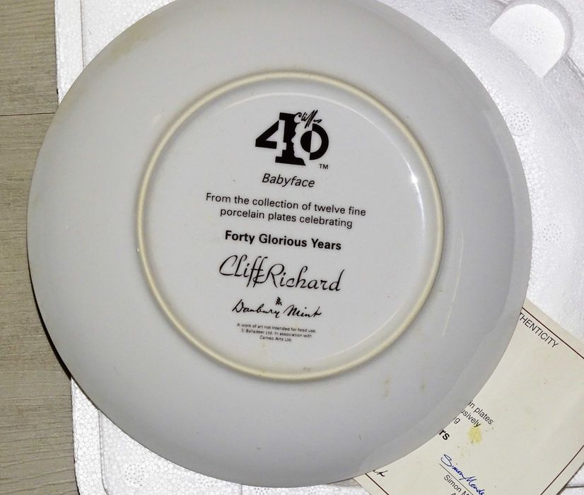 9 бр. портретни чинии на Клиф Ричард - 40 славни год. от Данбъри Минт