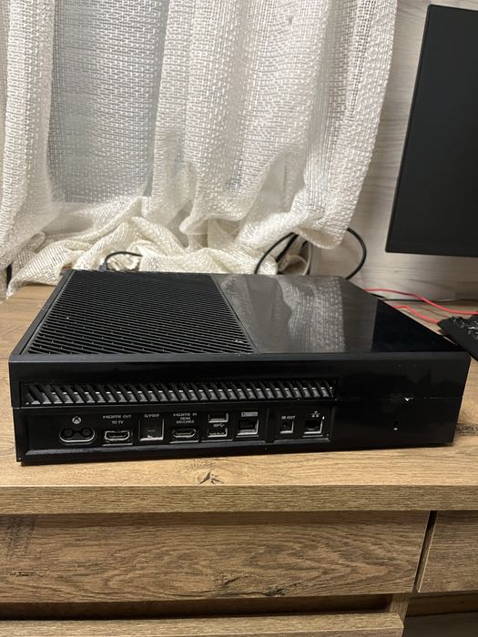 Xbox one- 2 контролера 3 игри