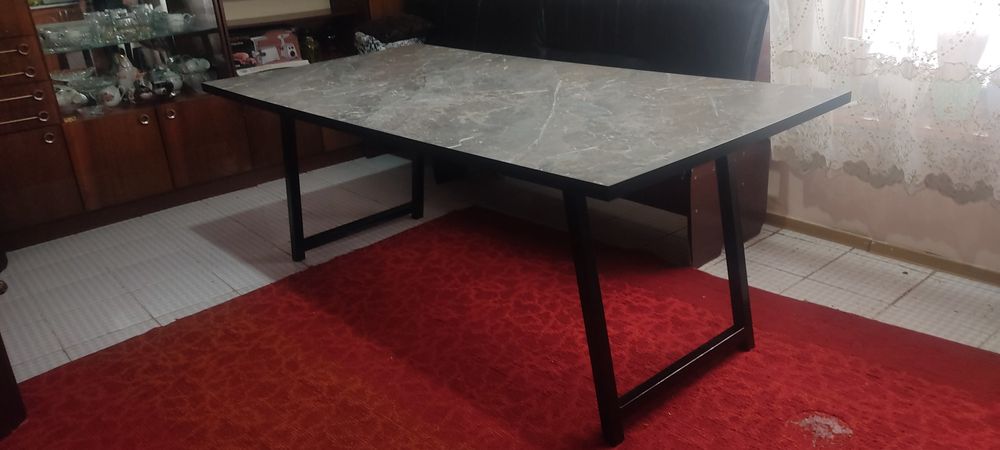 Новый стол с металлическими ножками