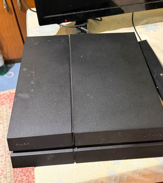 Продавам  PlayStation 4 (PS4) Fat модел в много добро техническо състояние.