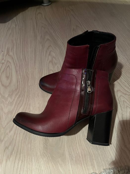 Ghetute cu toc de piele in stare foarte buna