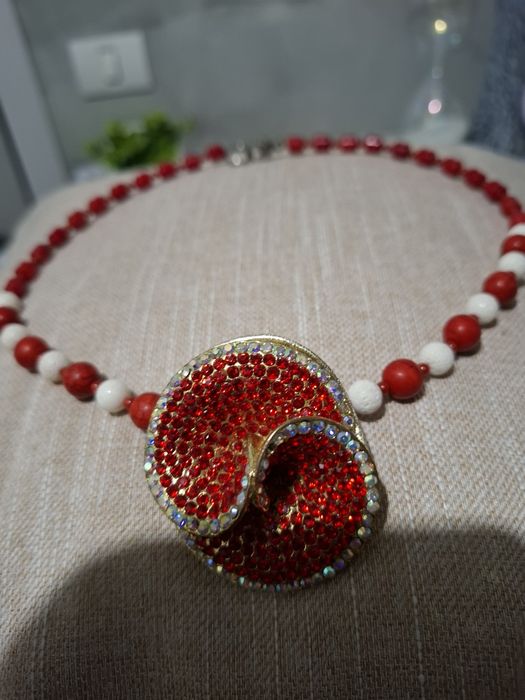 Colier coral rosu și alb cu un design ultramodern45 cm lungime